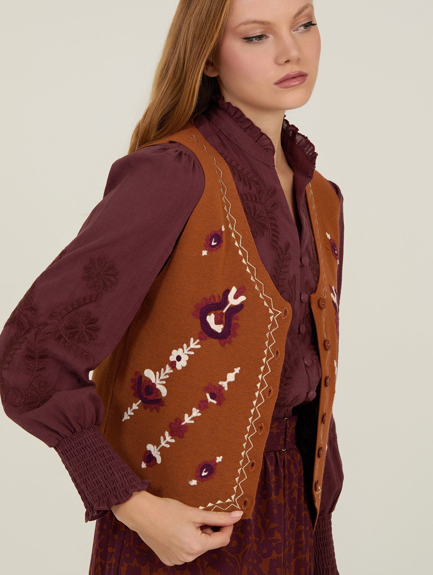 CHALECO DE PUNTO BORDADO