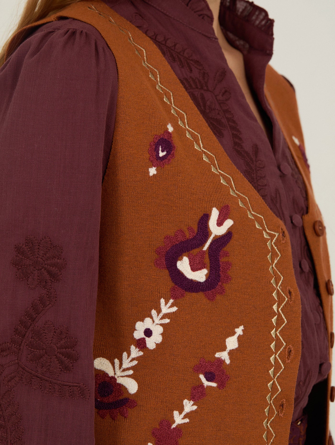 CHALECO DE PUNTO BORDADO