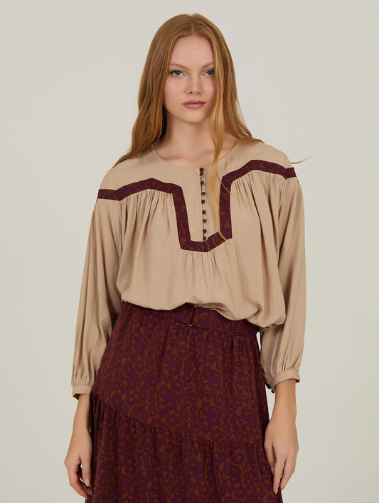 BLUSA CON FRANJA ESTAMPADA