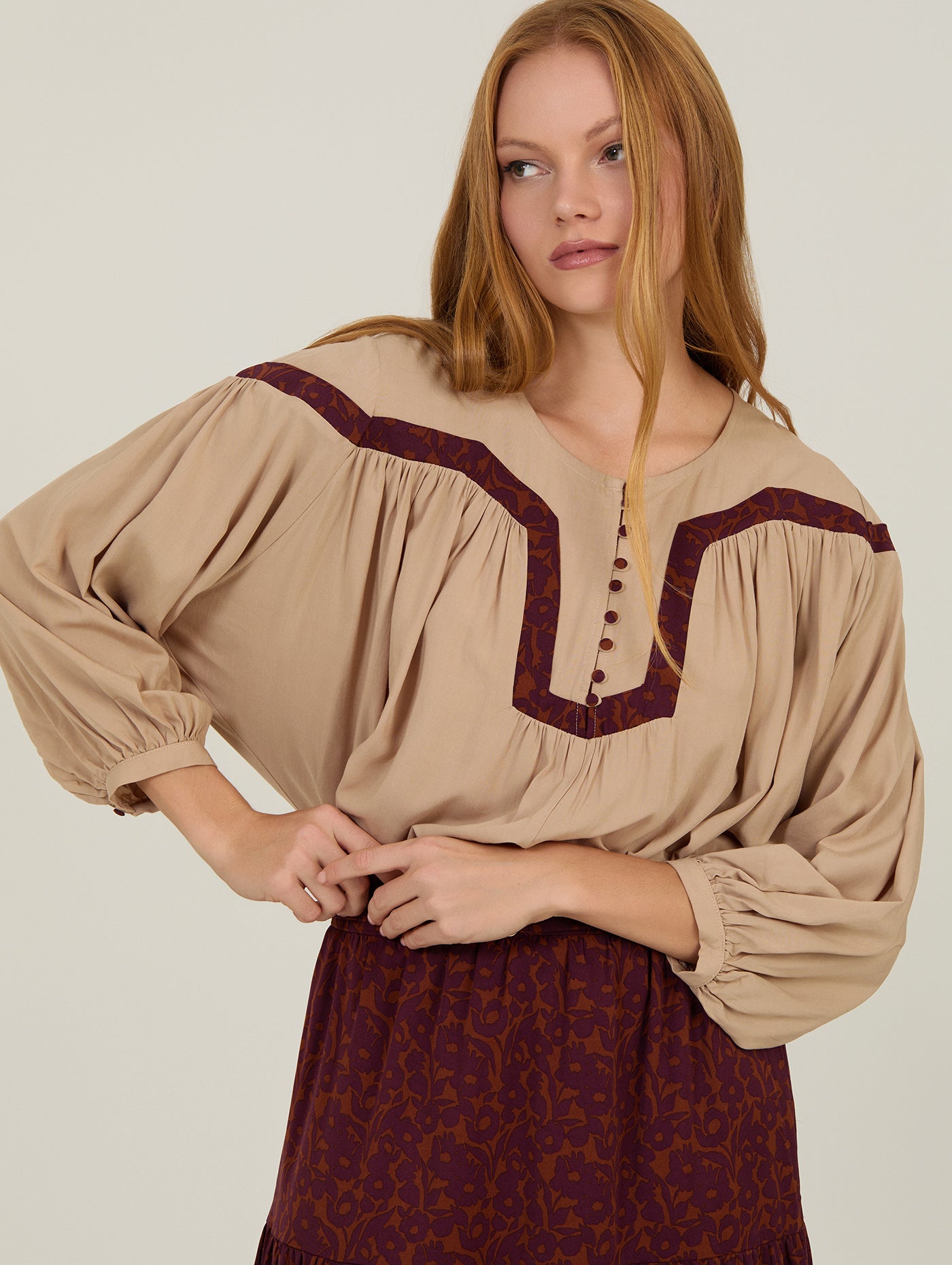 BLUSA CON FRANJA ESTAMPADA