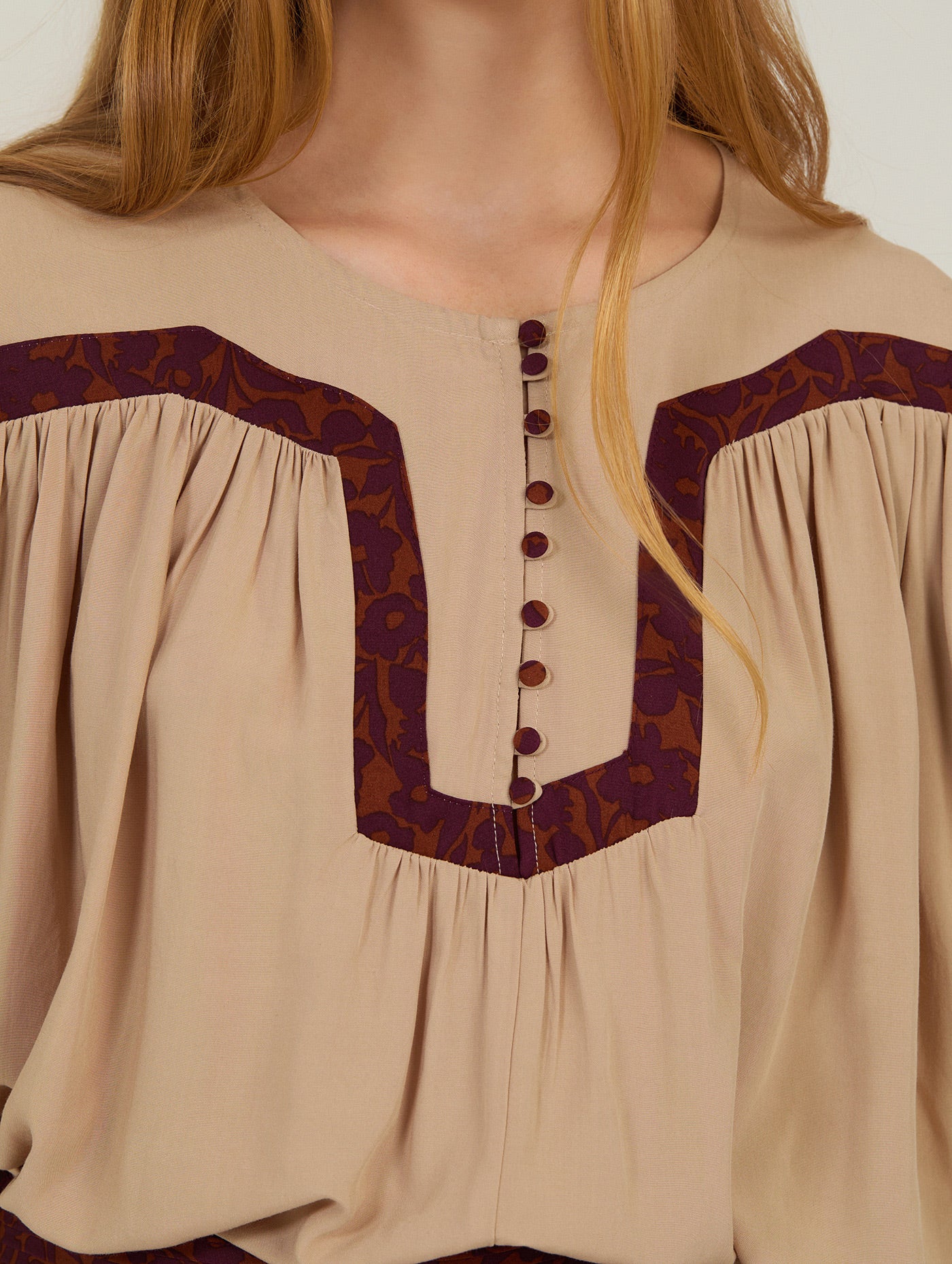 BLUSA CON FRANJA ESTAMPADA