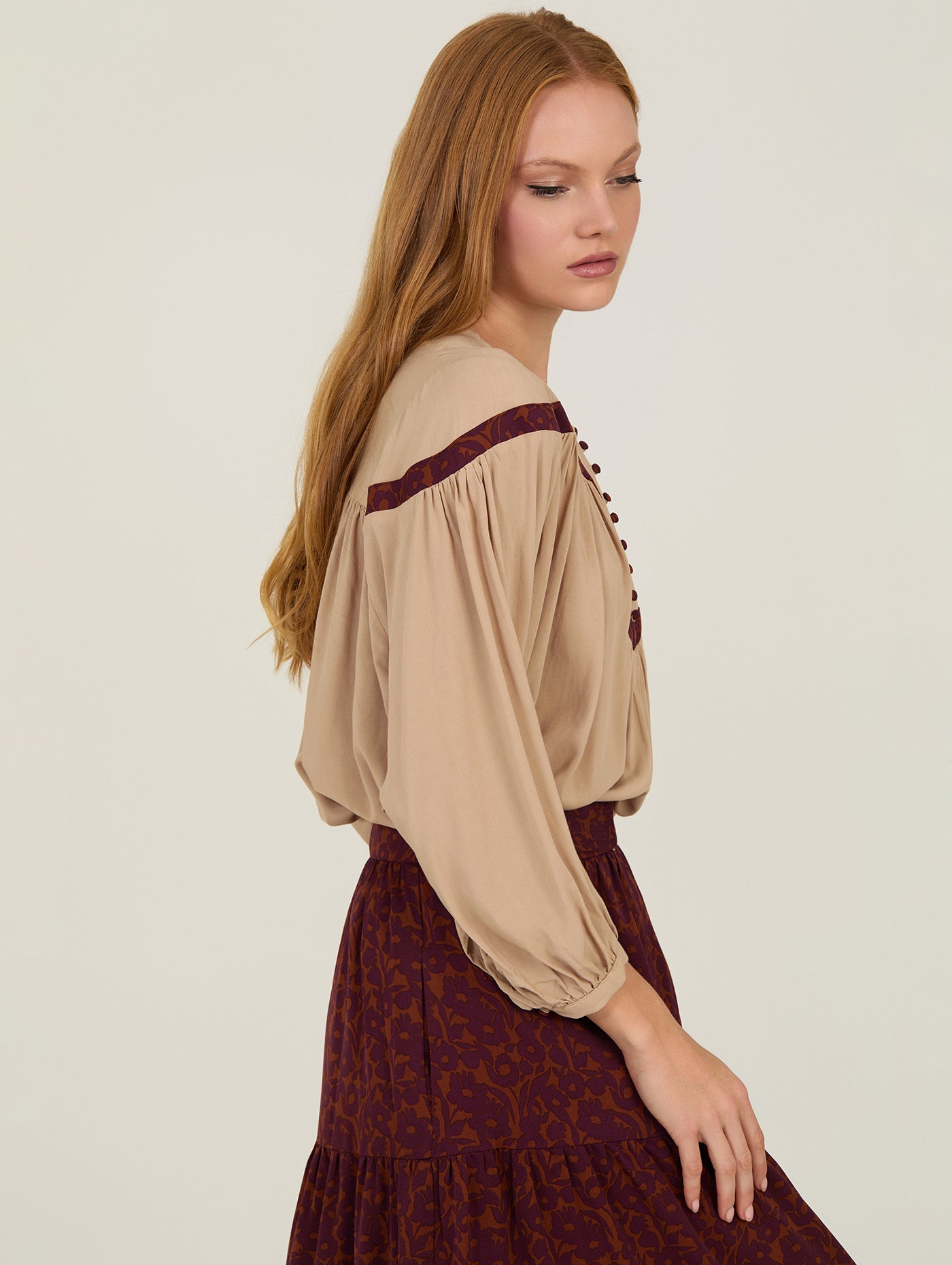 BLUSA CON FRANJA ESTAMPADA