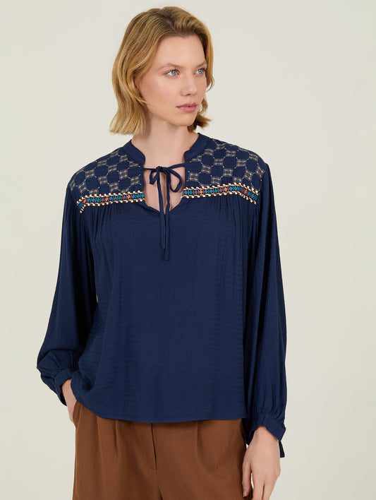 BLUSA CON BORDADO Y FORNITURAS