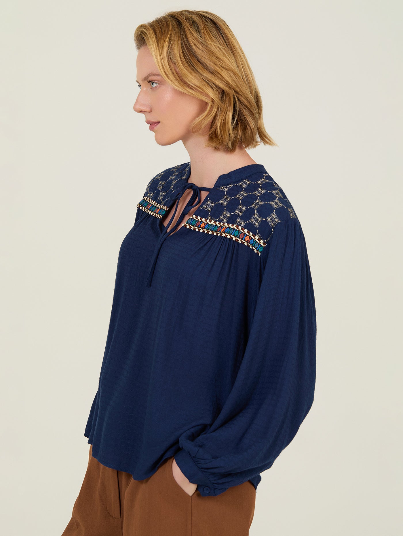 BLUSA CON BORDADO Y FORNITURAS