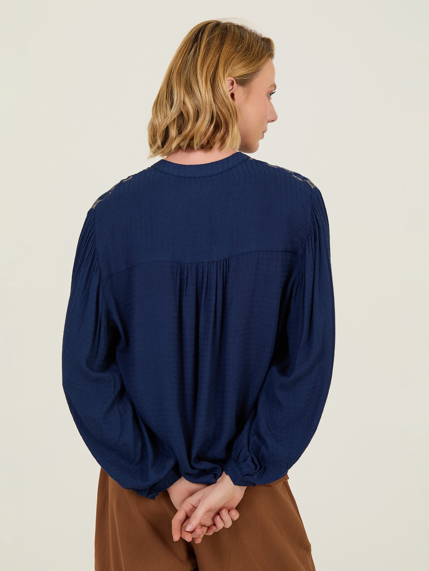 BLUSA CON BORDADO Y FORNITURAS