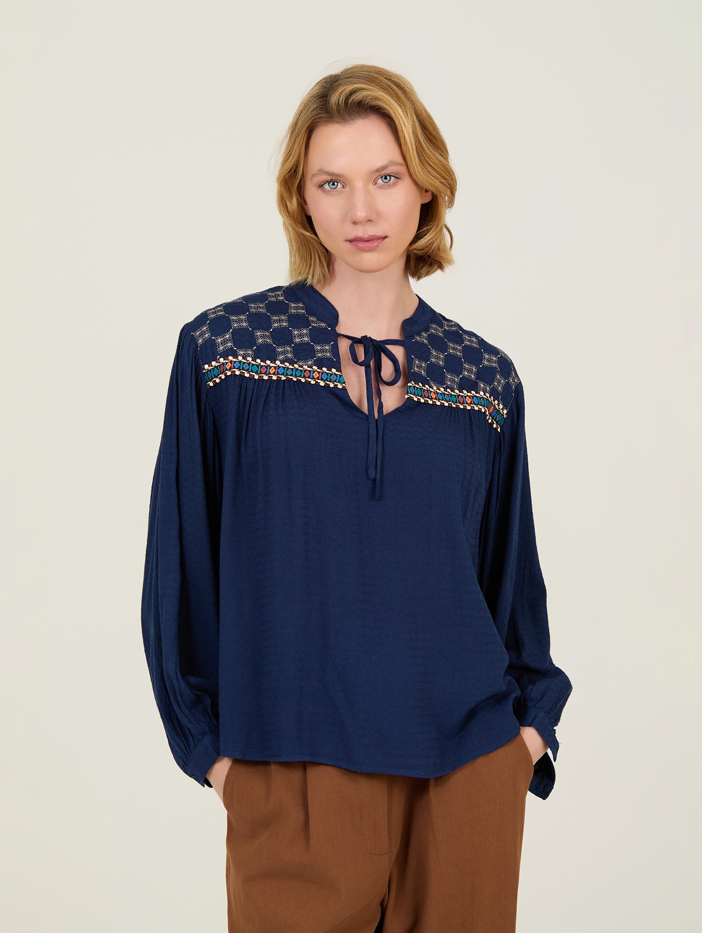 BLUSA CON BORDADO Y FORNITURAS