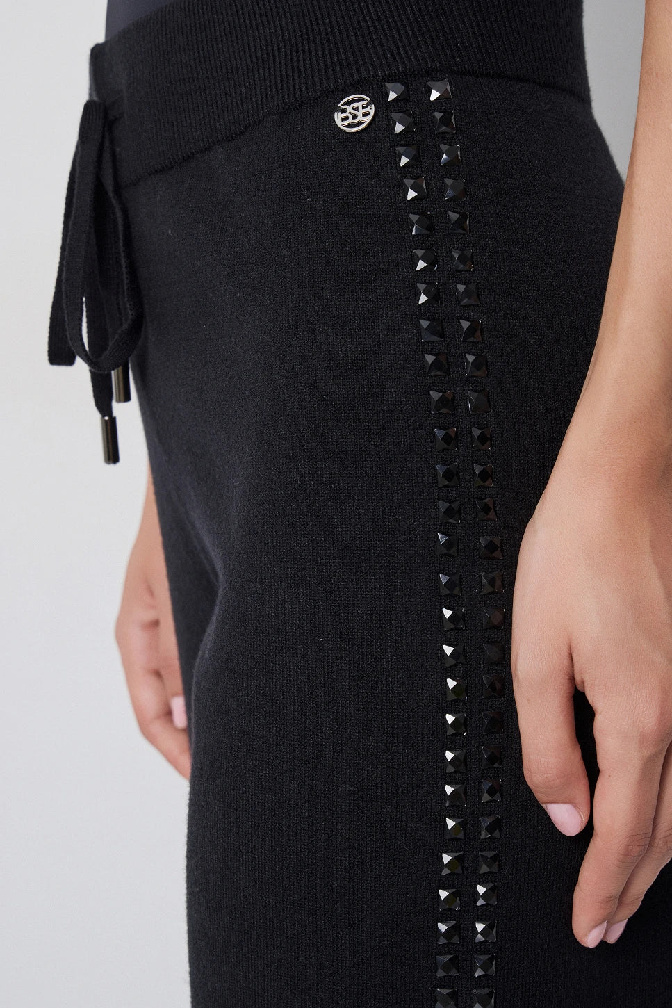 PANTALONES DE PUNTO CON TACHAS