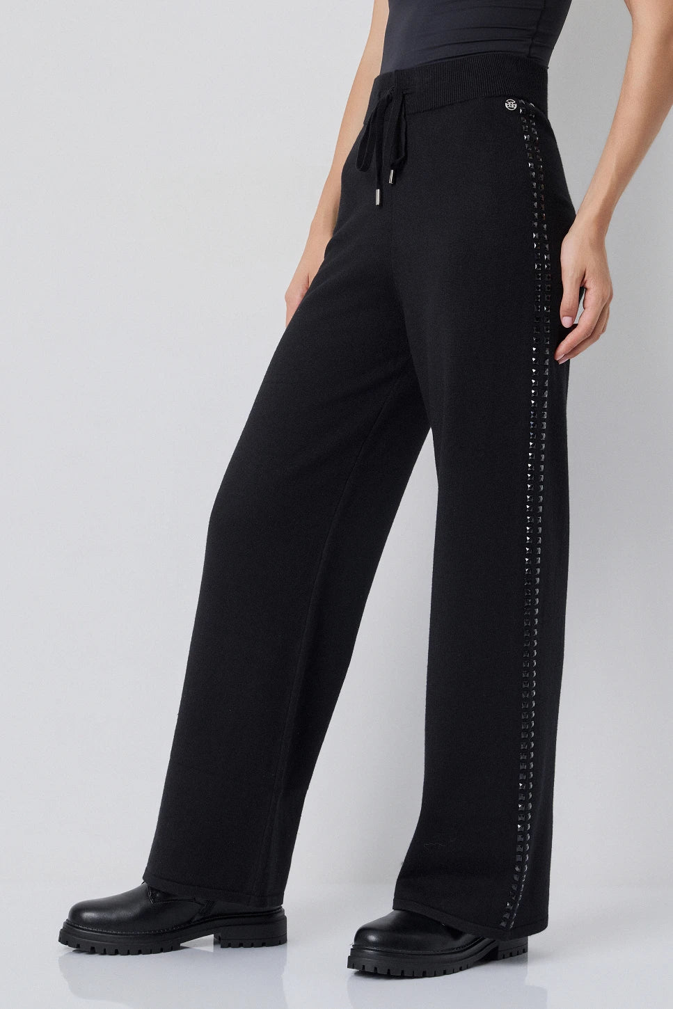 PANTALONES DE PUNTO CON TACHAS