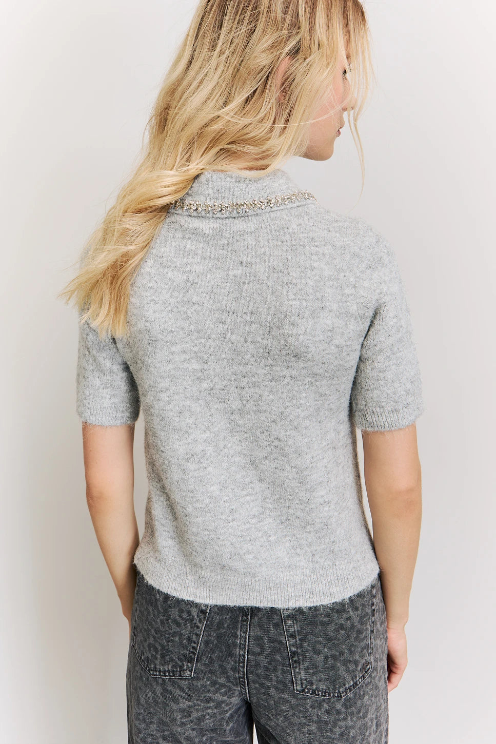 PULLOVER MANGA CORTA CON APLICACIONES