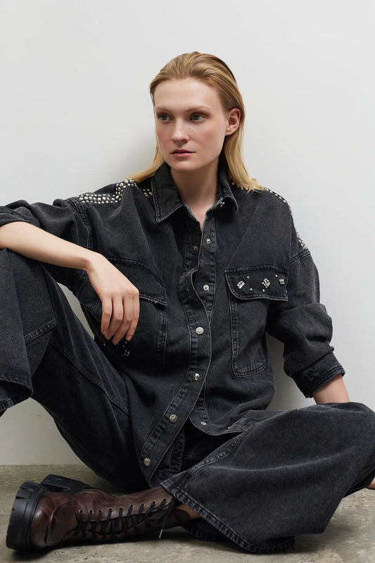 SOBRECAMISA CON TACHUELAS