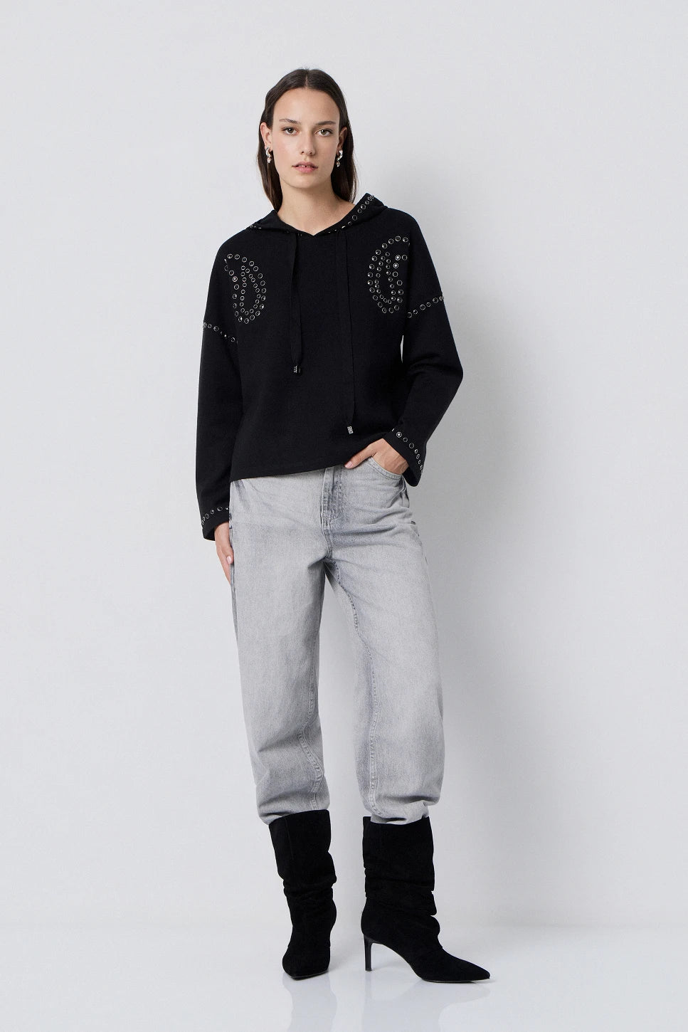 SUDADERA DE PUNTO CON APLICACIONES