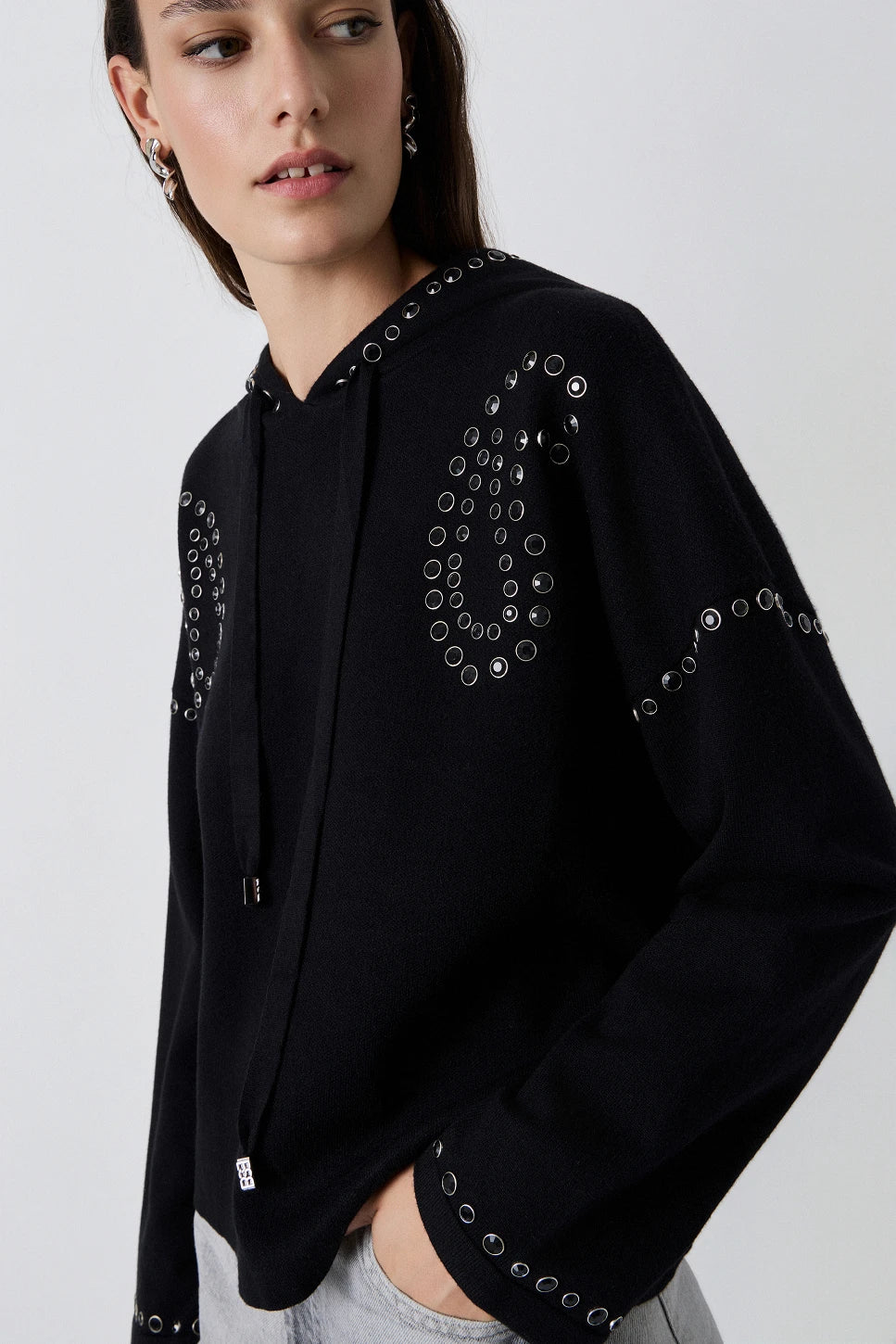 SUDADERA DE PUNTO CON APLICACIONES