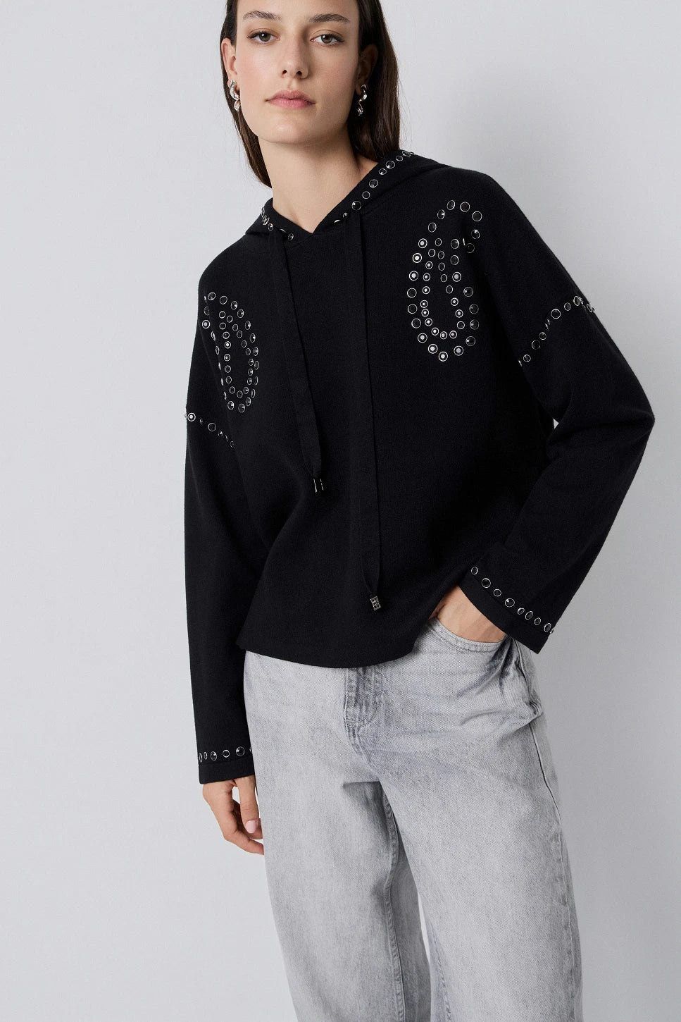 SUDADERA DE PUNTO CON APLICACIONES