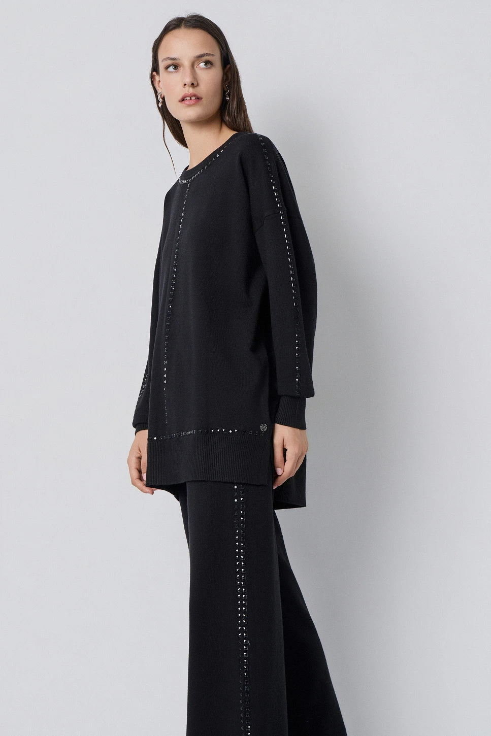 SUDADERA DE PUNTO CON TACHAAS
