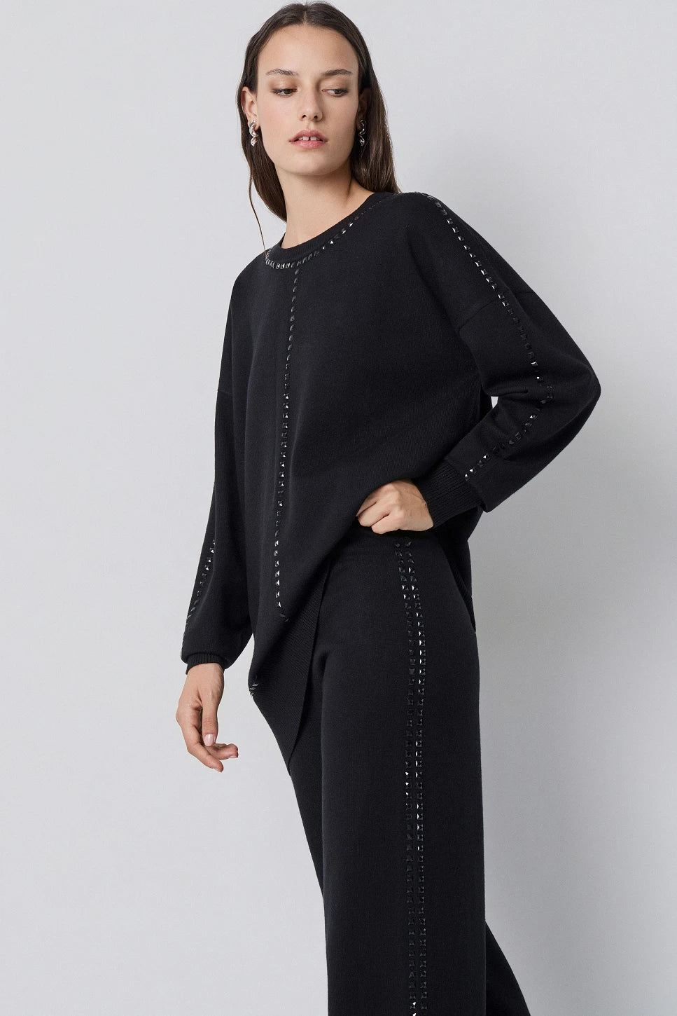 SUDADERA DE PUNTO CON TACHAAS
