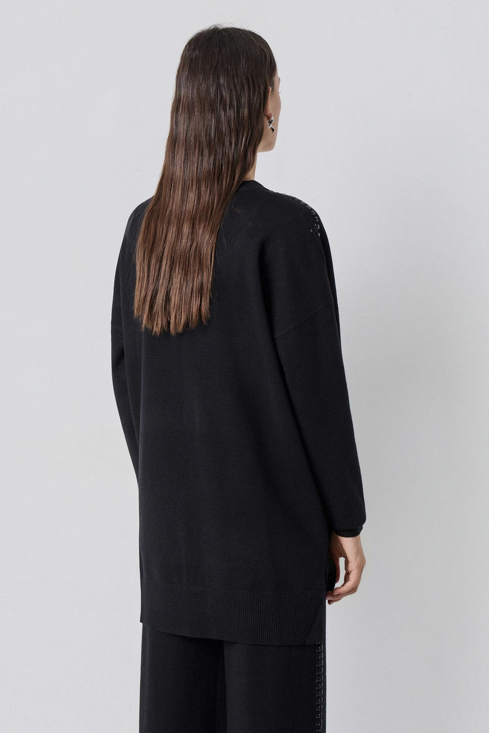 SUDADERA DE PUNTO CON TACHAAS