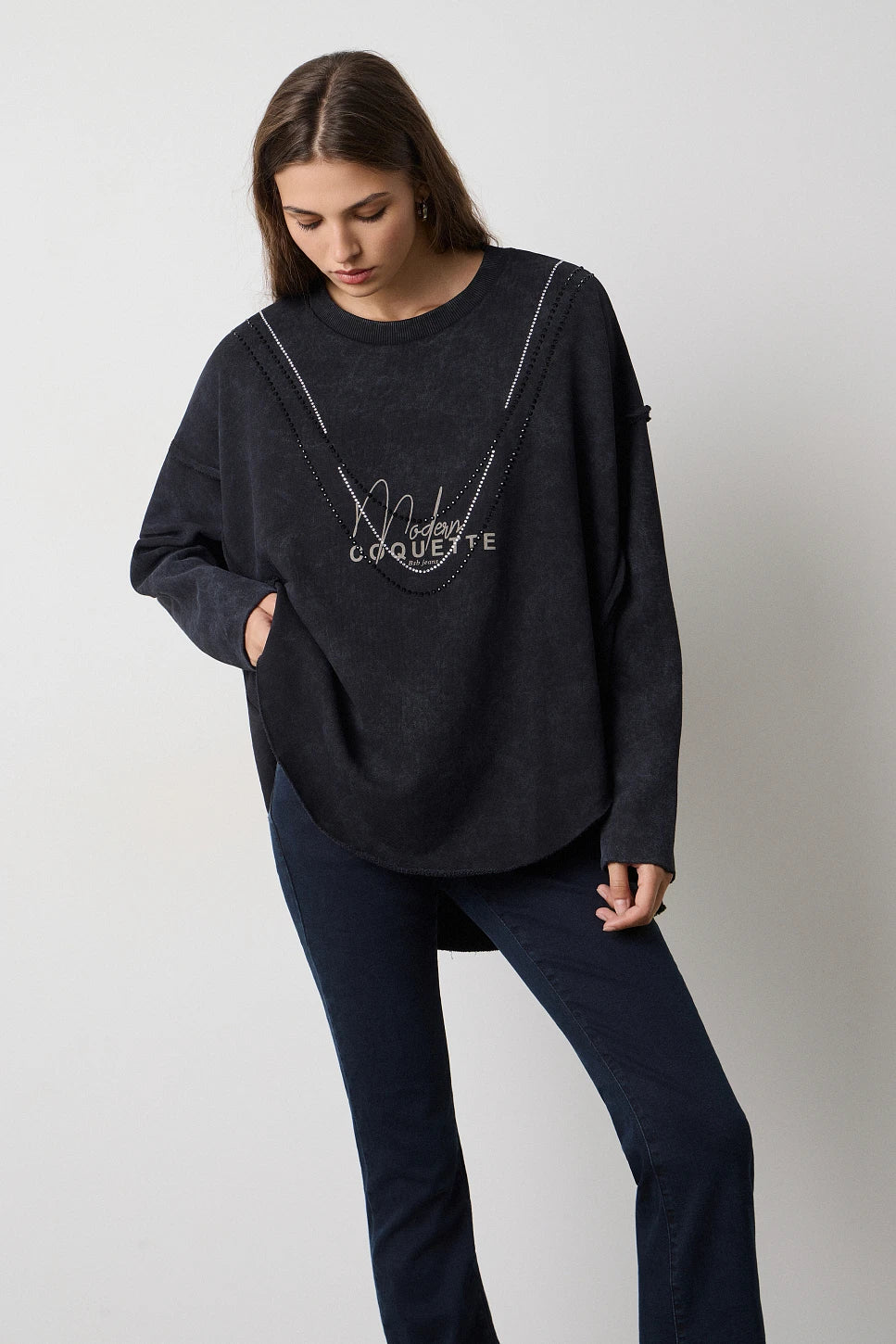 SUDADERA ESTAMPADA CON TACHAS