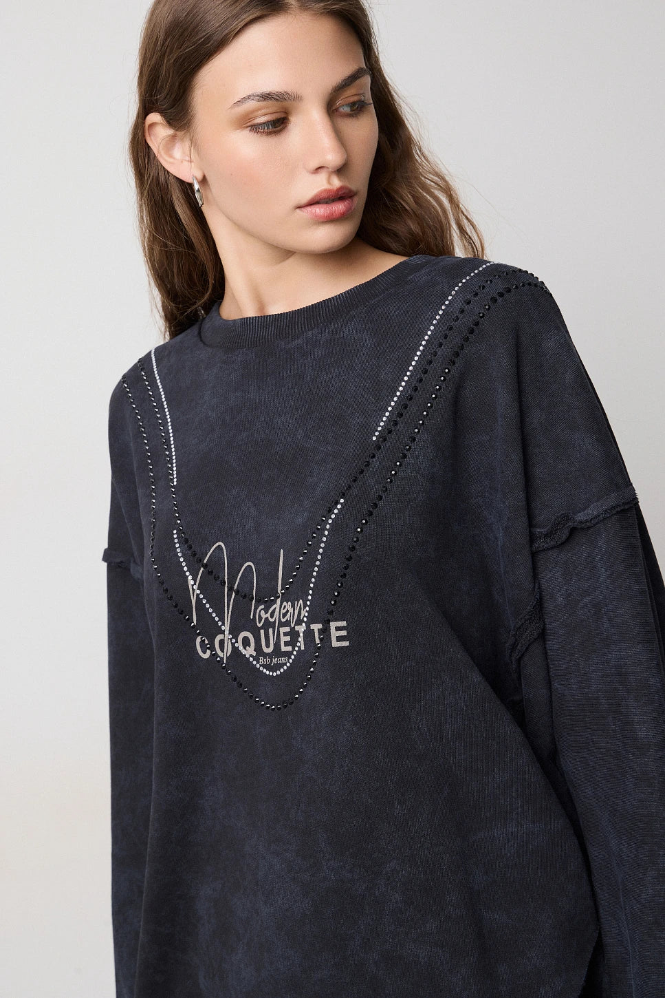 SUDADERA ESTAMPADA CON TACHAS