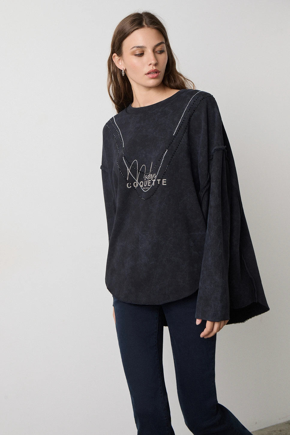 SUDADERA ESTAMPADA CON TACHAS