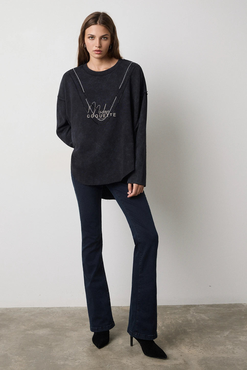 SUDADERA ESTAMPADA CON TACHAS