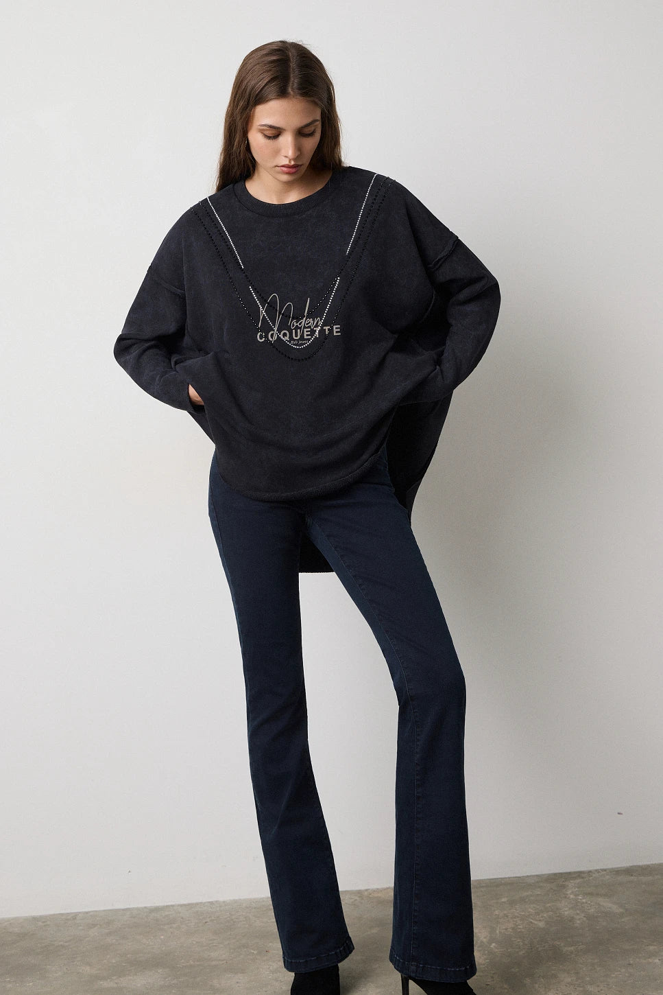 SUDADERA ESTAMPADA CON TACHAS