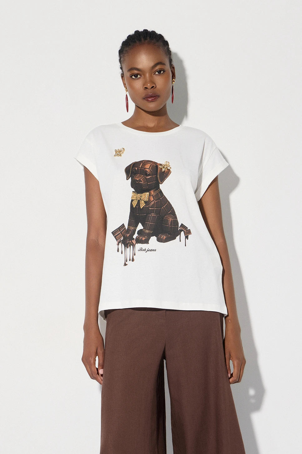 T-SHIRT ESTAMPADA CON  APLICACIONES