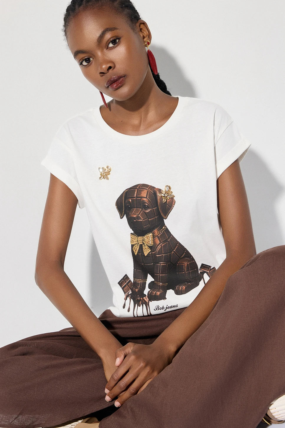 T-SHIRT ESTAMPADA CON  APLICACIONES