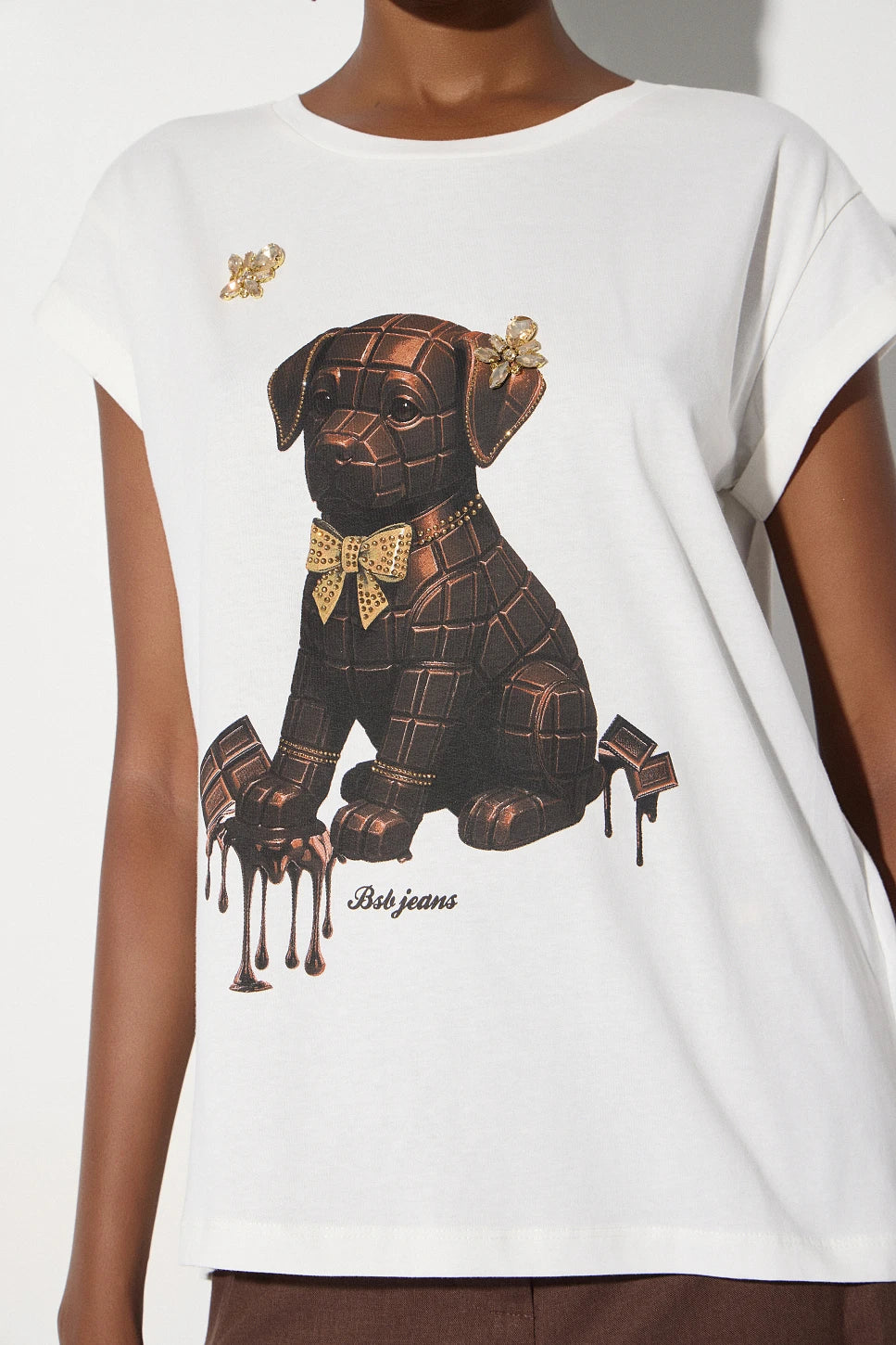 T-SHIRT ESTAMPADA CON  APLICACIONES
