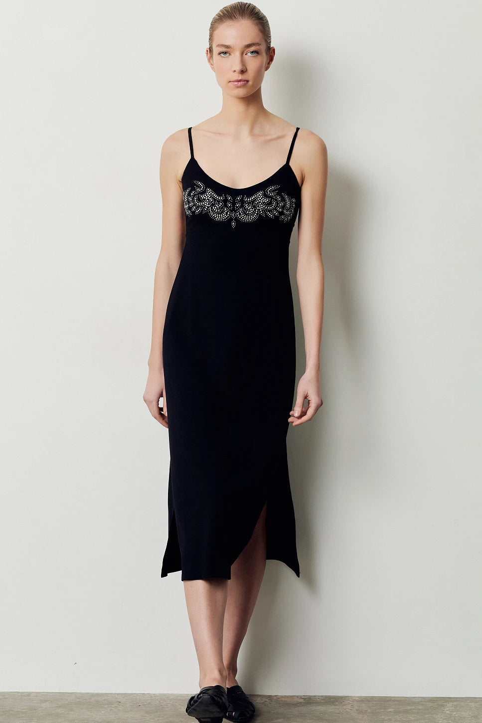 VESTIDO CON TACHUELAS